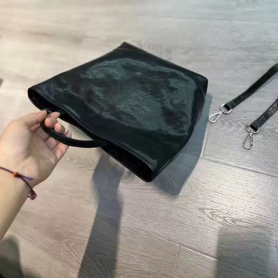 简约时尚黑色手提包优质皮革多功能设计