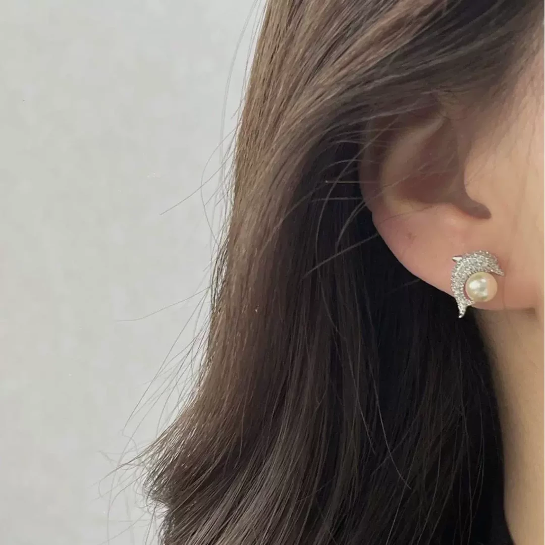 铜合金耳饰 S925银针锆石7-8mm珍珠耳钉精致小海豚造型圆形耳环