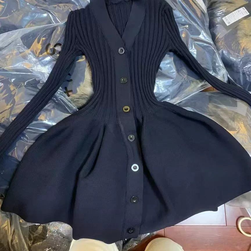 高级感超好看的法式V领针织衫女2025春季新款收腰显瘦内搭花苞裙