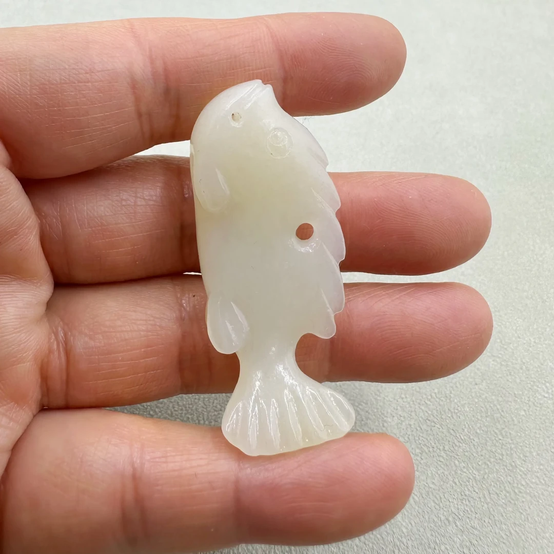 和田玉精美雕刻鱼坠吊坠