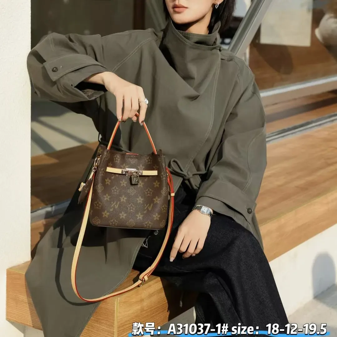 【瑞城优选】优草坊新款时尚百搭手提斜挎水桶包高品质锁扣