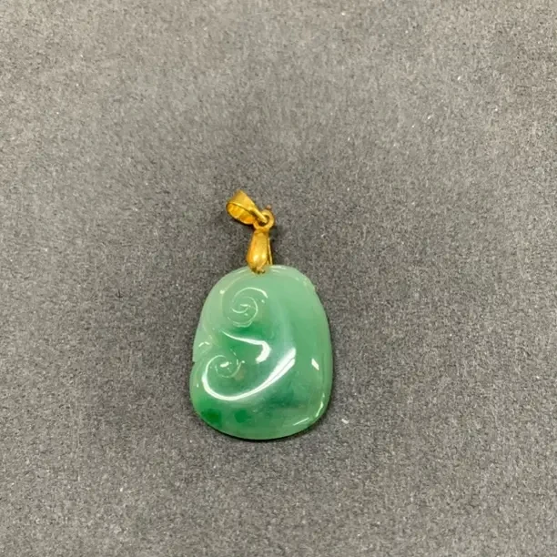 翡翠A货如意-糯化飘阳绿玉质细腻菠菜绿