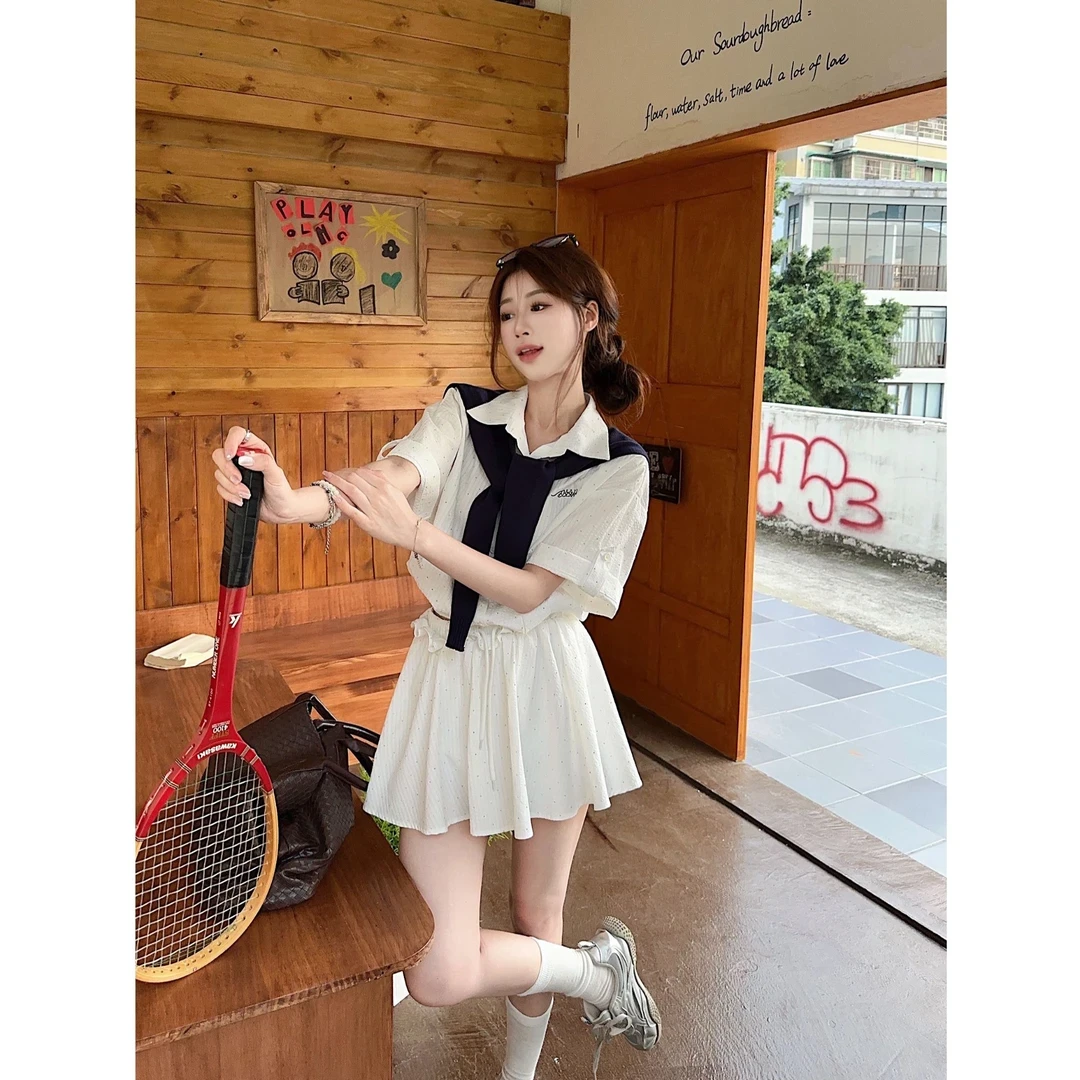 韩系网球运动套装肌理烫钻设计白色POLO领衬衫女百褶短裙两件套