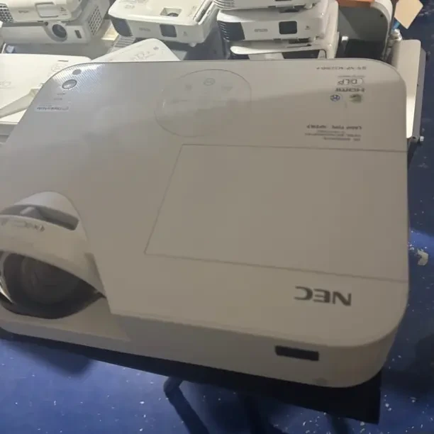 Nec 1080p短焦投影仪 运费自理