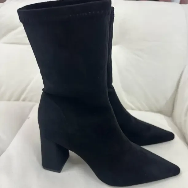 秋冬新款黑色绒面尖头粗跟弹力瘦瘦短靴女时装靴