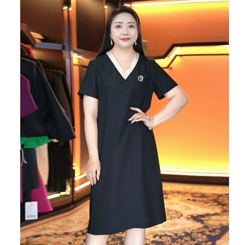 蔓缇蜜丝大码女装胖MM大码遮肉显瘦减龄连衣裙2025夏装V领小黑裙