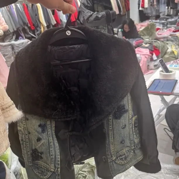 女短款牛仔拼接白鸭绒毛领羽绒服冬季时尚保暖