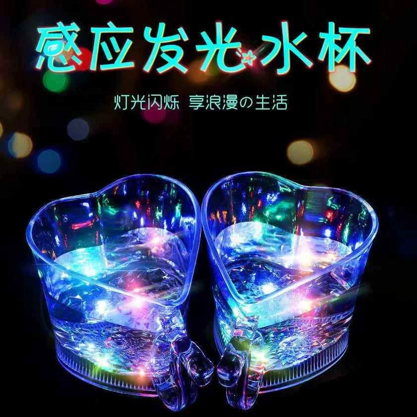 LED杯子发光水杯透明创意魔术闪光杯遇水倒水感应就会亮的变色杯