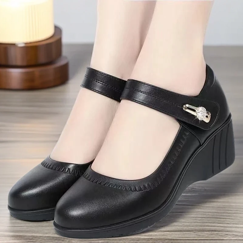 品牌软皮妈妈鞋舒适软底2025春秋一字带单鞋女坡跟防滑小皮鞋女