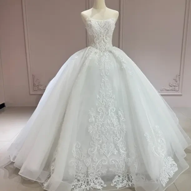 重工高级蕾丝抹胸大拖尾轻婚纱适合新娘迎宾穿着