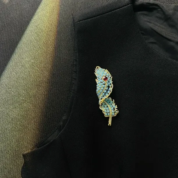 铜合金合成锆石胸针 瑞丽蓝松石胸针重工时尚饰品手工
