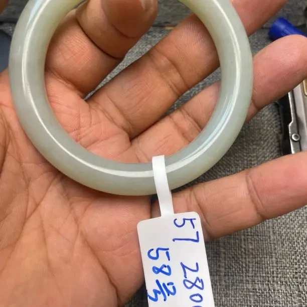 和田玉且末近矿手镯