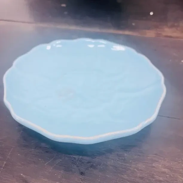 青瓷牡丹花边盘子