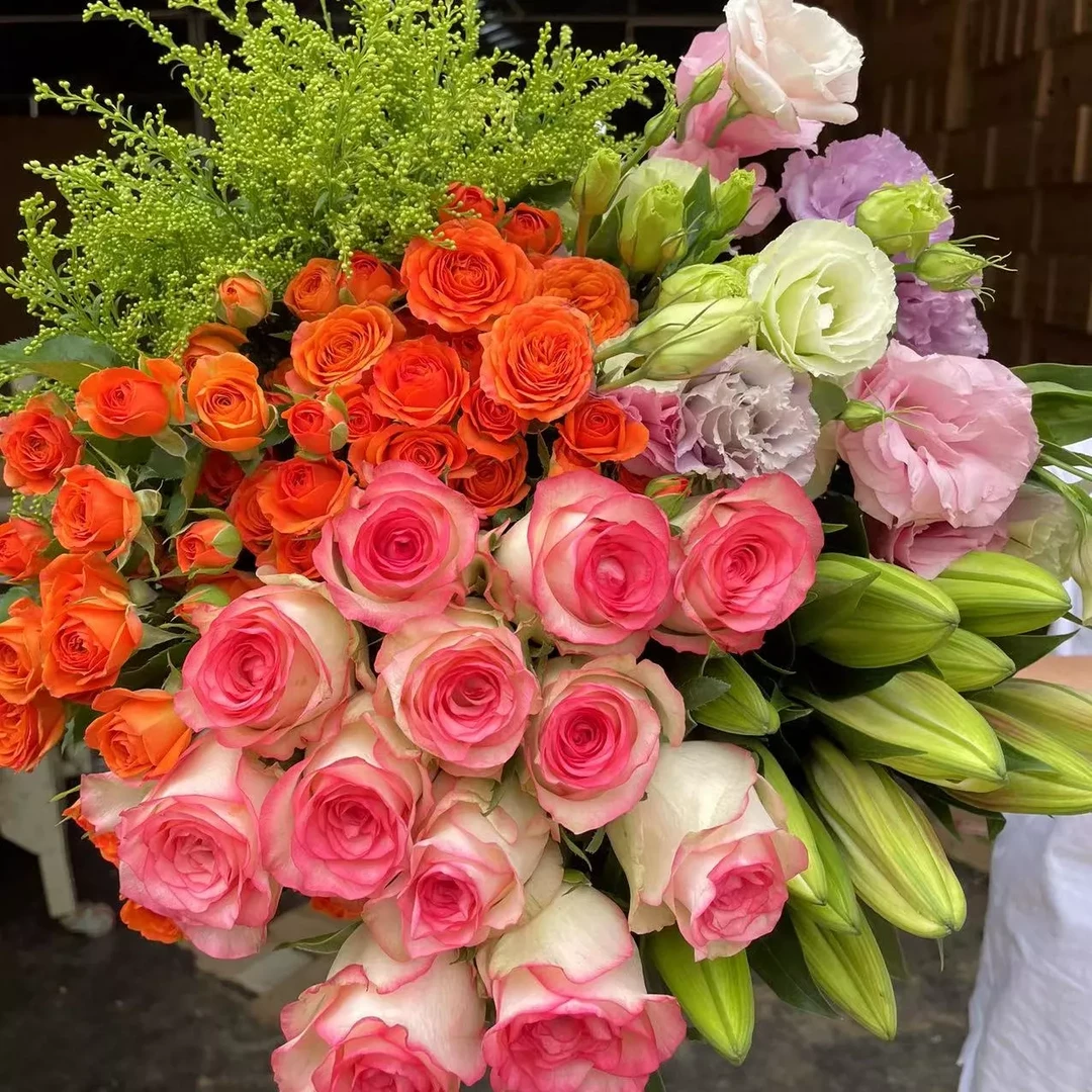 【爆款鲜花】艾莎10枝+香水百合5朵+多头玫瑰+洋桔梗+配草1扎