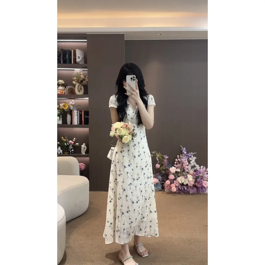 碎花连衣裙女夏季2025新款法式V领独特漂亮好看收腰绝美长裙9002