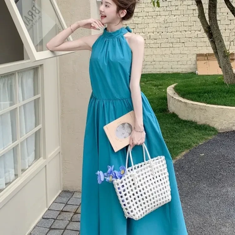 夏季新款法式慵懒蓝色挂脖显瘦气质无袖度假风连衣裙收腰长裙裙子