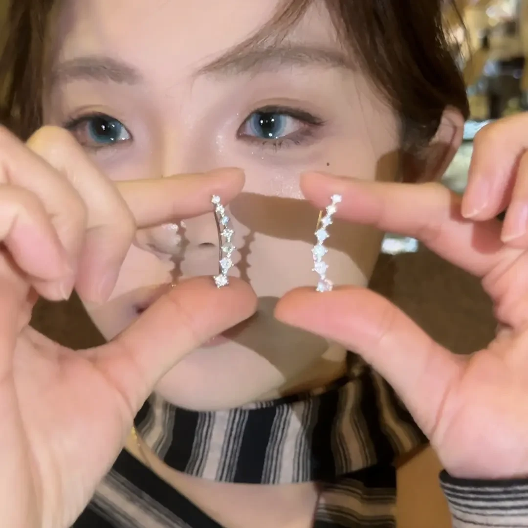 铜合金耳饰 一排式锆石耳环女生轻奢小众设计感高级耳钉港风耳饰