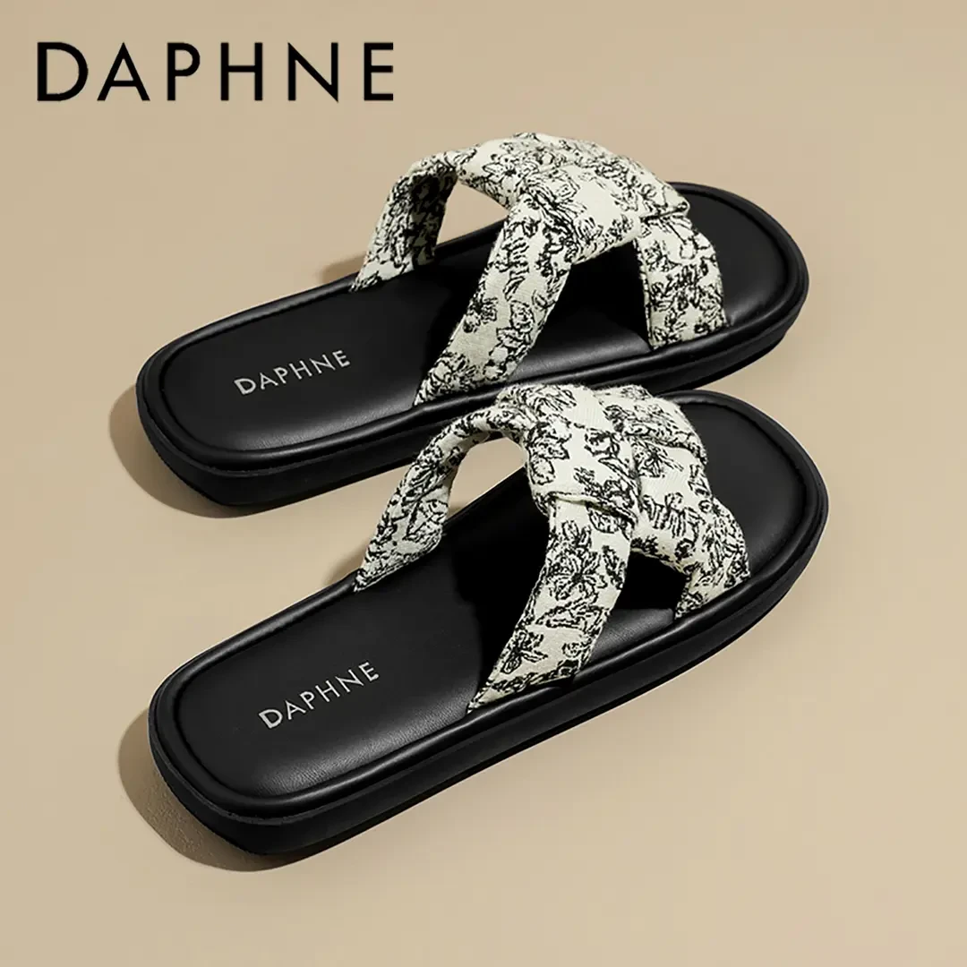 达芙妮外穿拖鞋女2025新款时尚碎花一字拖国潮风沙滩凉拖平底低跟