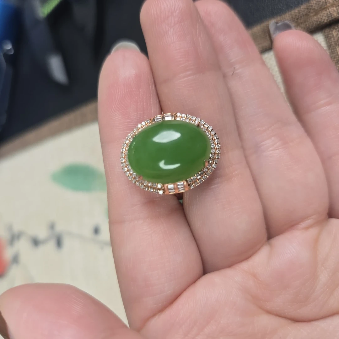 苹果绿18k金镶嵌戒指绿色