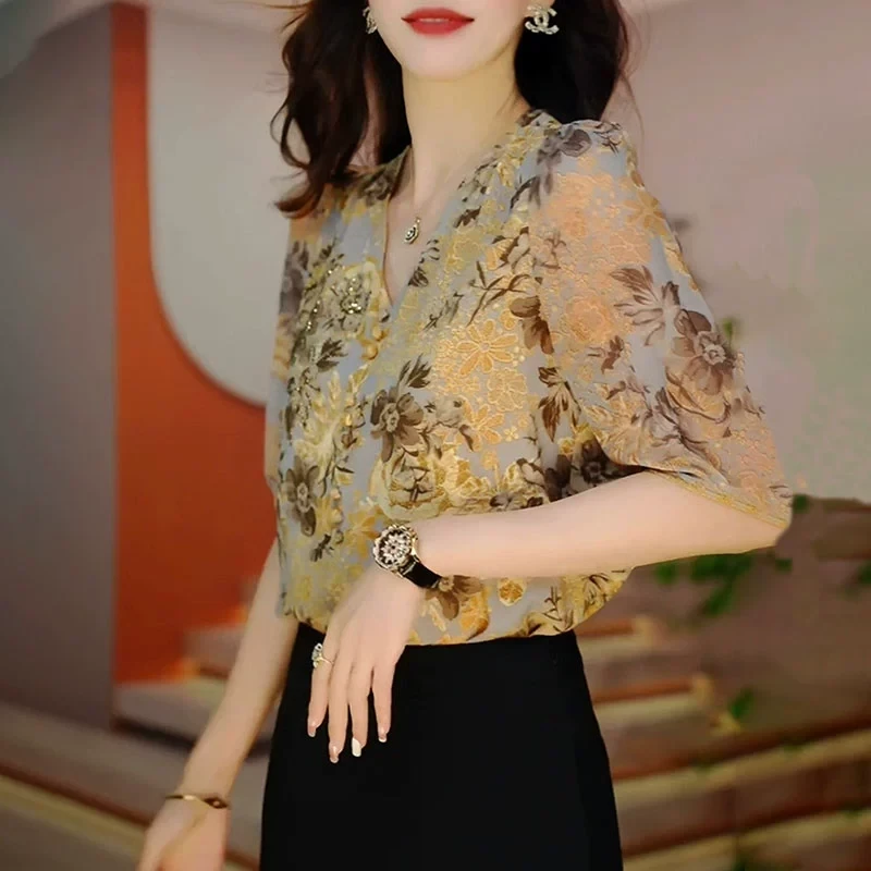 印花大码衬衫女夏季2025时尚显瘦减龄轻奢高级感气质短袖v领上衣