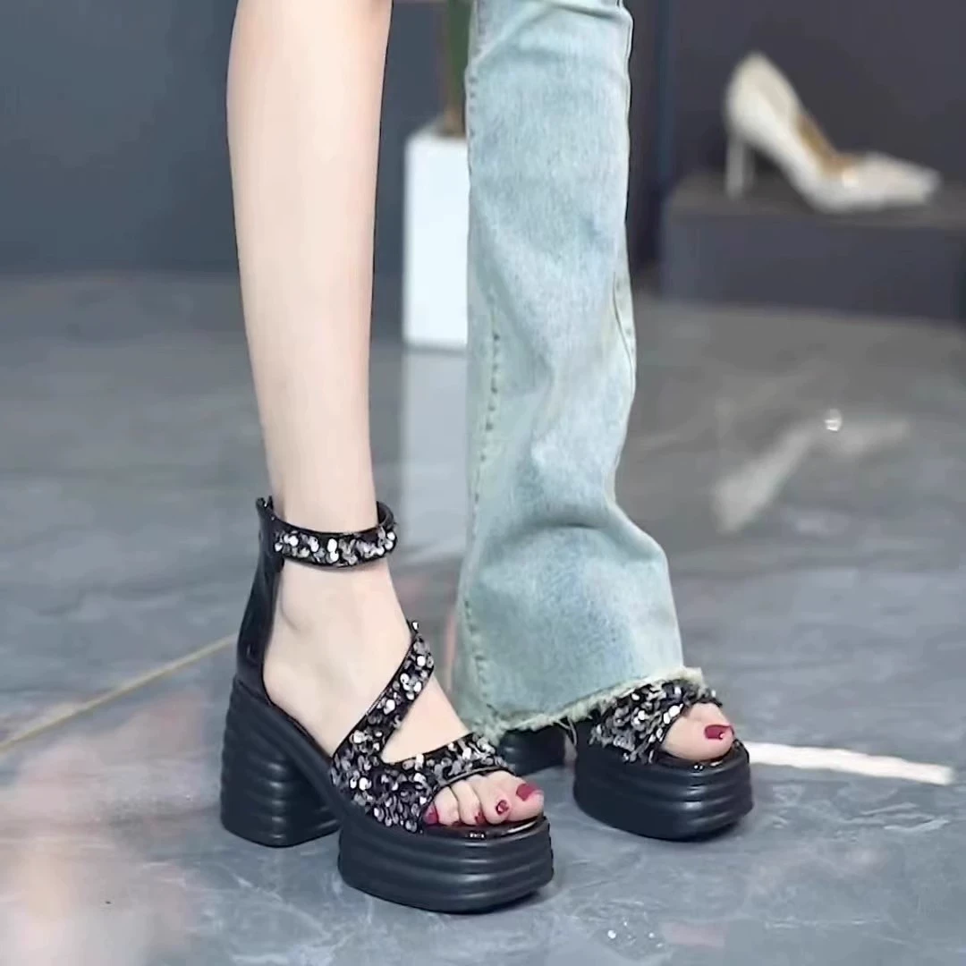 防水台亮片厚底高跟鞋女2025夏季新款露趾漆皮粗跟后拉链时装凉鞋