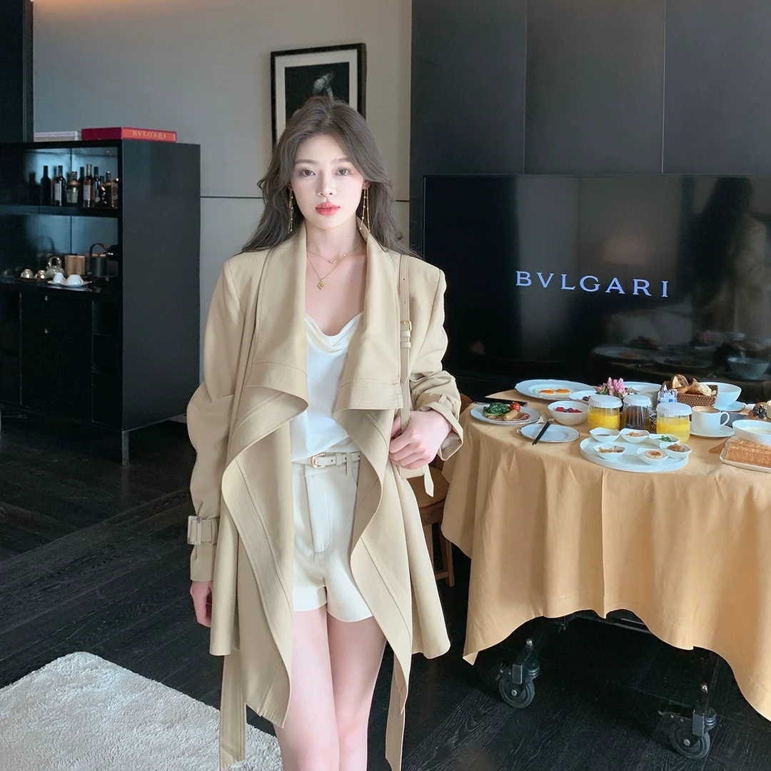 ByYou 冬季新款气质卡其色收腰风衣外套女短款宽松休闲大衣带垫肩