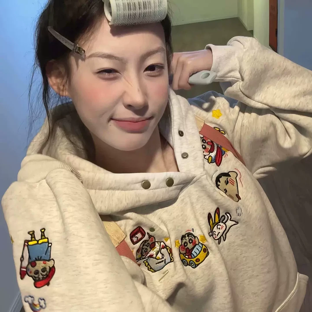 氛围感美式复古趣味刺绣纽扣连帽卫衣女秋冬加绒蜡笔小新设计感