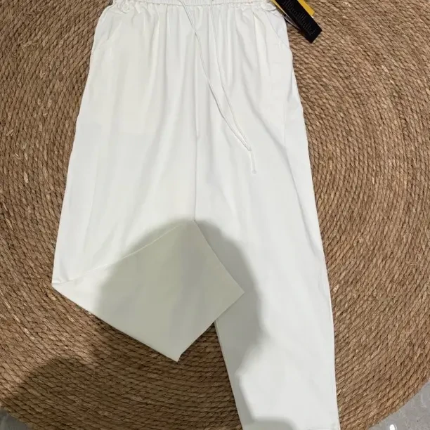 简约风格宽松休闲长裤适合多场合日常穿搭