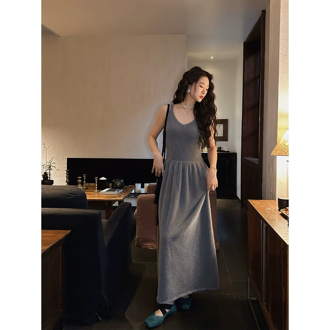 【云C专属】三吉黑花 【羽意】女秋冬日常百搭纯色毛毛吊带裙高级感