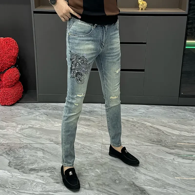 潮牌破洞男士牛仔裤夏秋新款烫钻虎修身小裤时尚百搭帅气直筒男裤