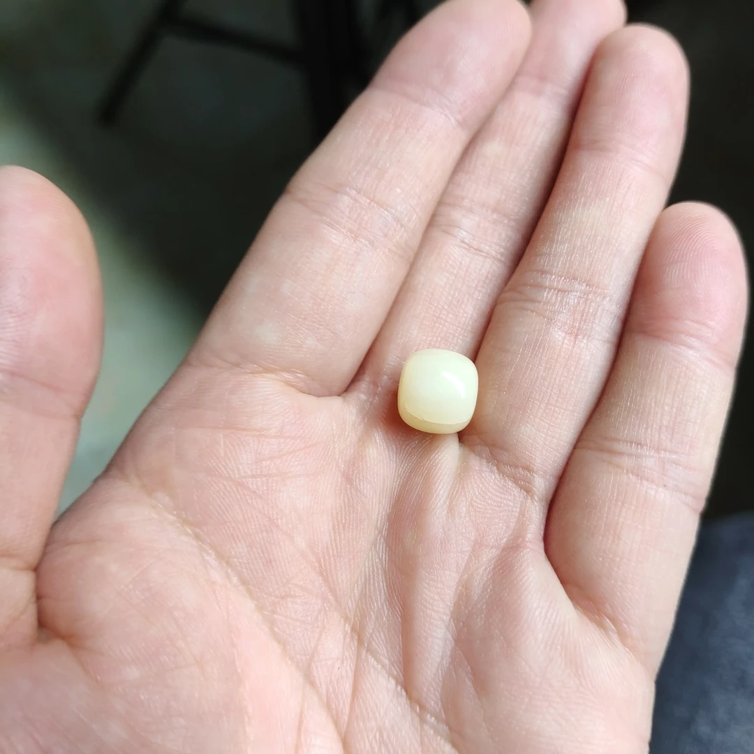 奶白色老型珠雪巴配饰多尺寸