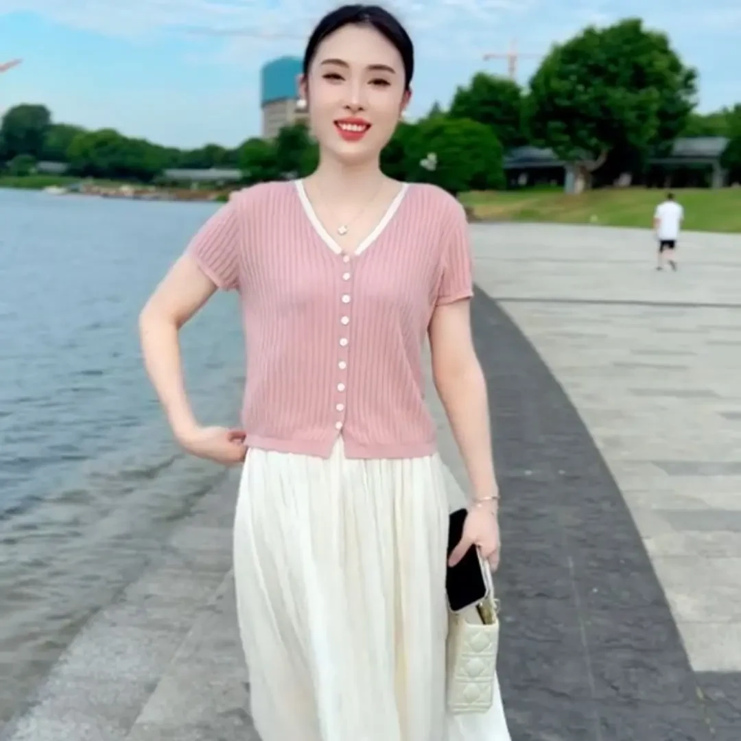 撞色冰丝针织衫女夏季薄款2025年新款单排扣休闲百搭短款V领上衣
