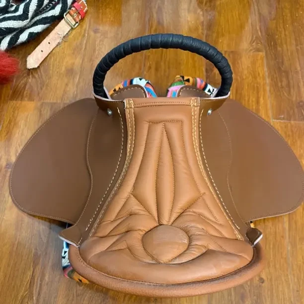 新款超纤皮游客马鞍钢板骨架木板全套骑马马具装备配件