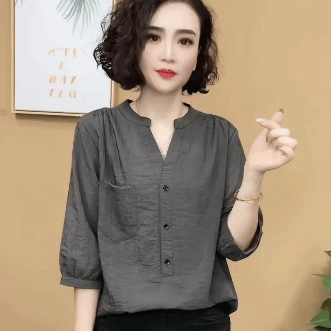 2025新款时尚小V领宽松显瘦三粒扣减龄半袖衬衫中袖v领显瘦上衣女