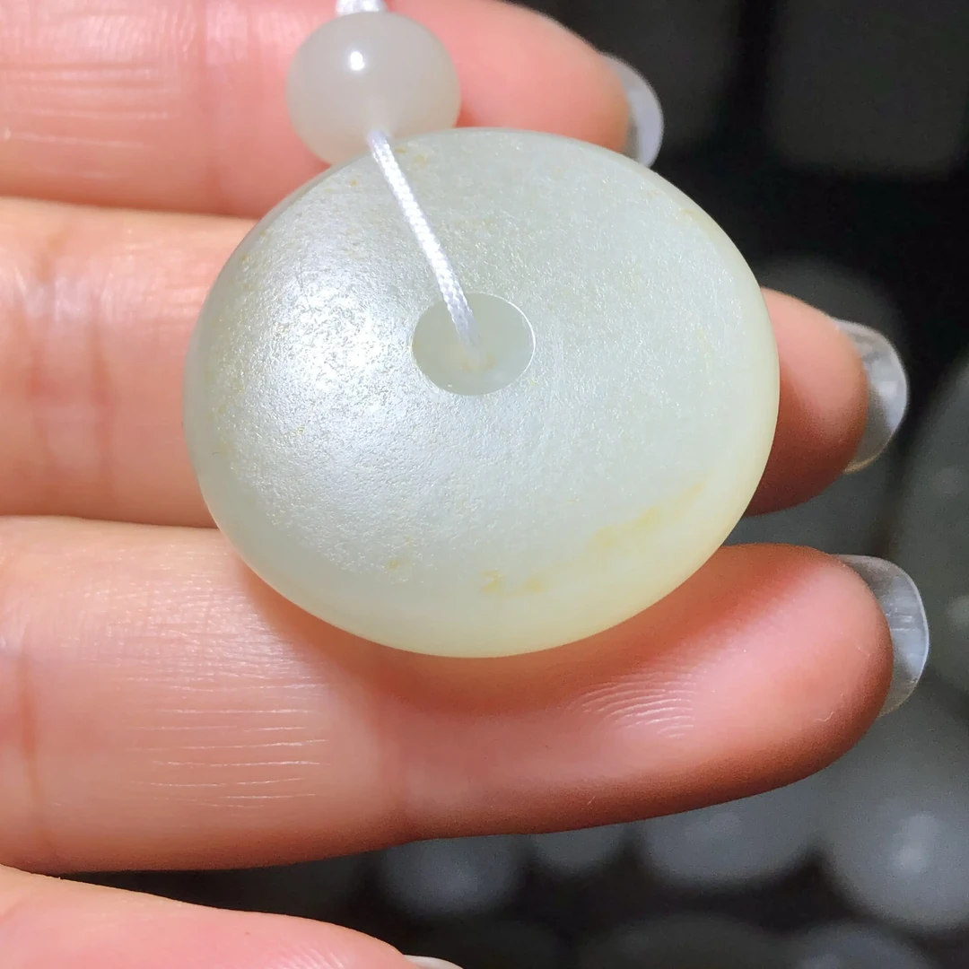新疆和田玉籽料平安扣吊坠，玉质温润细腻！