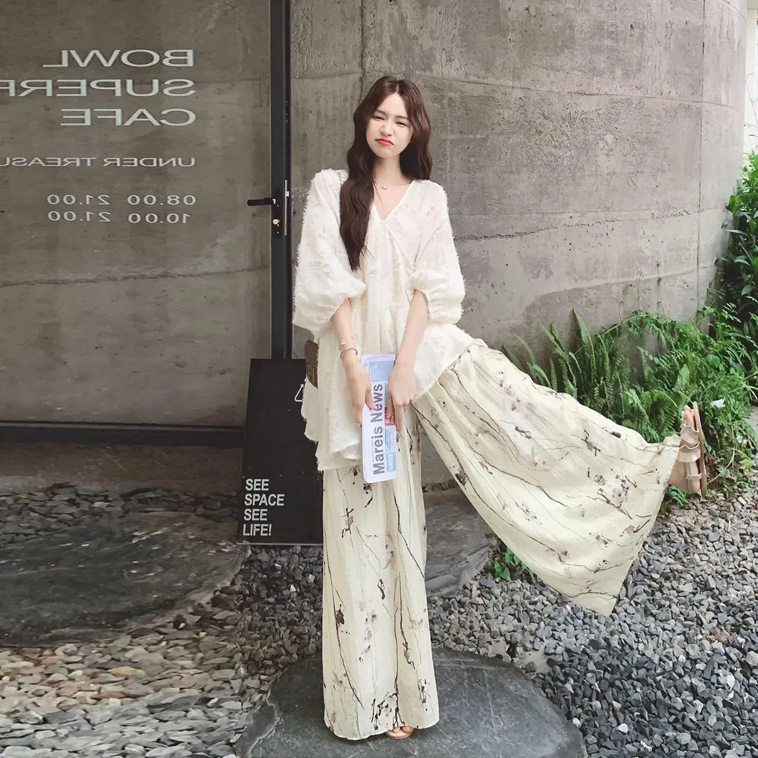 浅米色松弛感巨好看套装女2025夏不规则提花上衣印花阔腿裤两件套