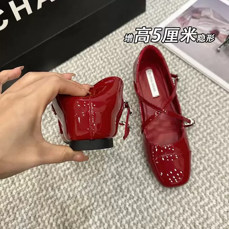 红色交叉带搭扣内增高玛丽珍鞋女2025春秋新款少女配裙子漆皮单鞋