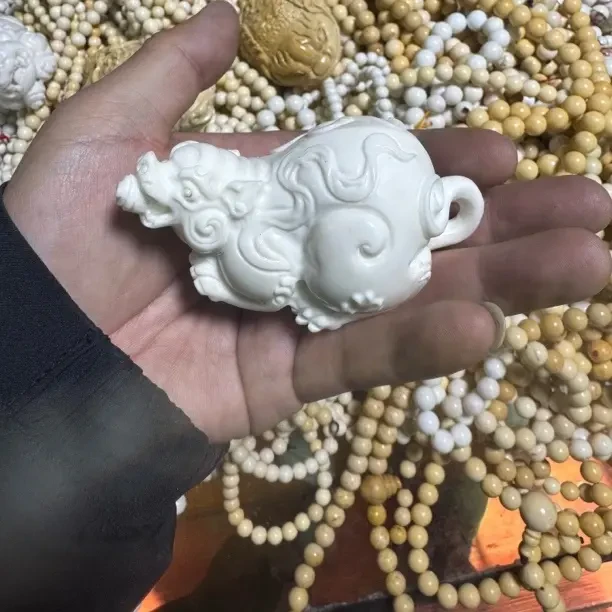 西藏丁青象牙玉吐宝鼠