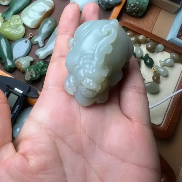 和田玉俄料且末料精雕貔貅手把件