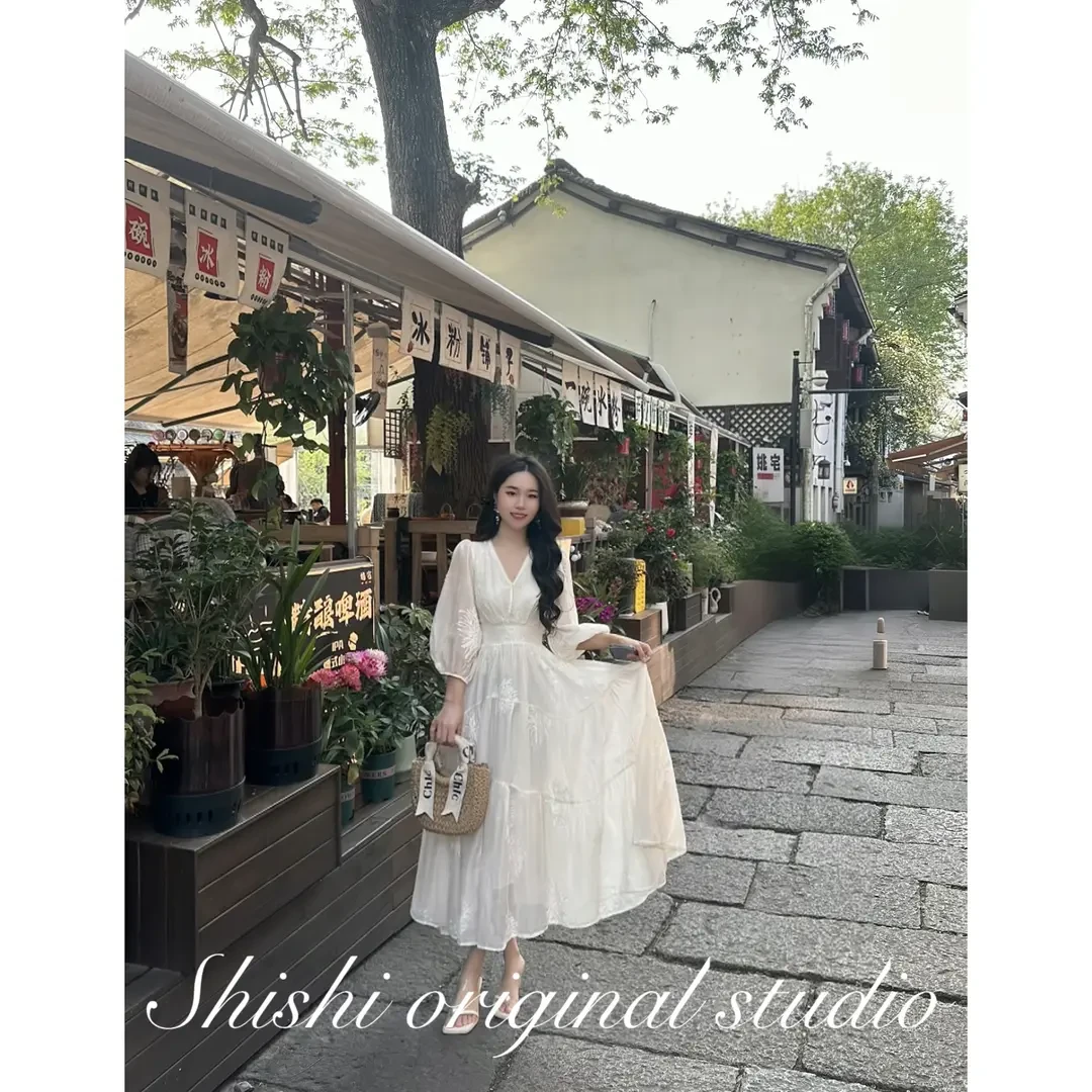 【诗诗专属】2025夏季新款V领泡泡袖连衣裙女装高级露营风连衣裙