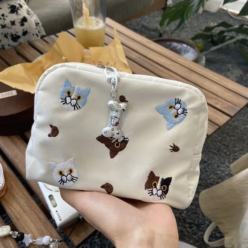 可爱猫咪刺绣化妆包精致收纳包月事包手拿口红气垫旅行包零钱包yj