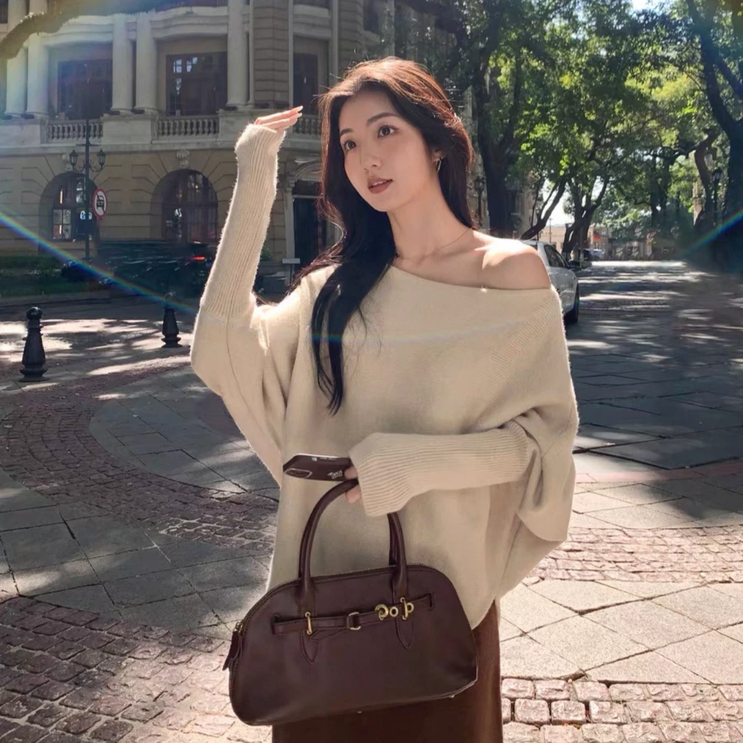 法式甜美蝙蝠袖软糯针织毛衣女秋季新款慵懒松弛感百搭斜露肩上衣