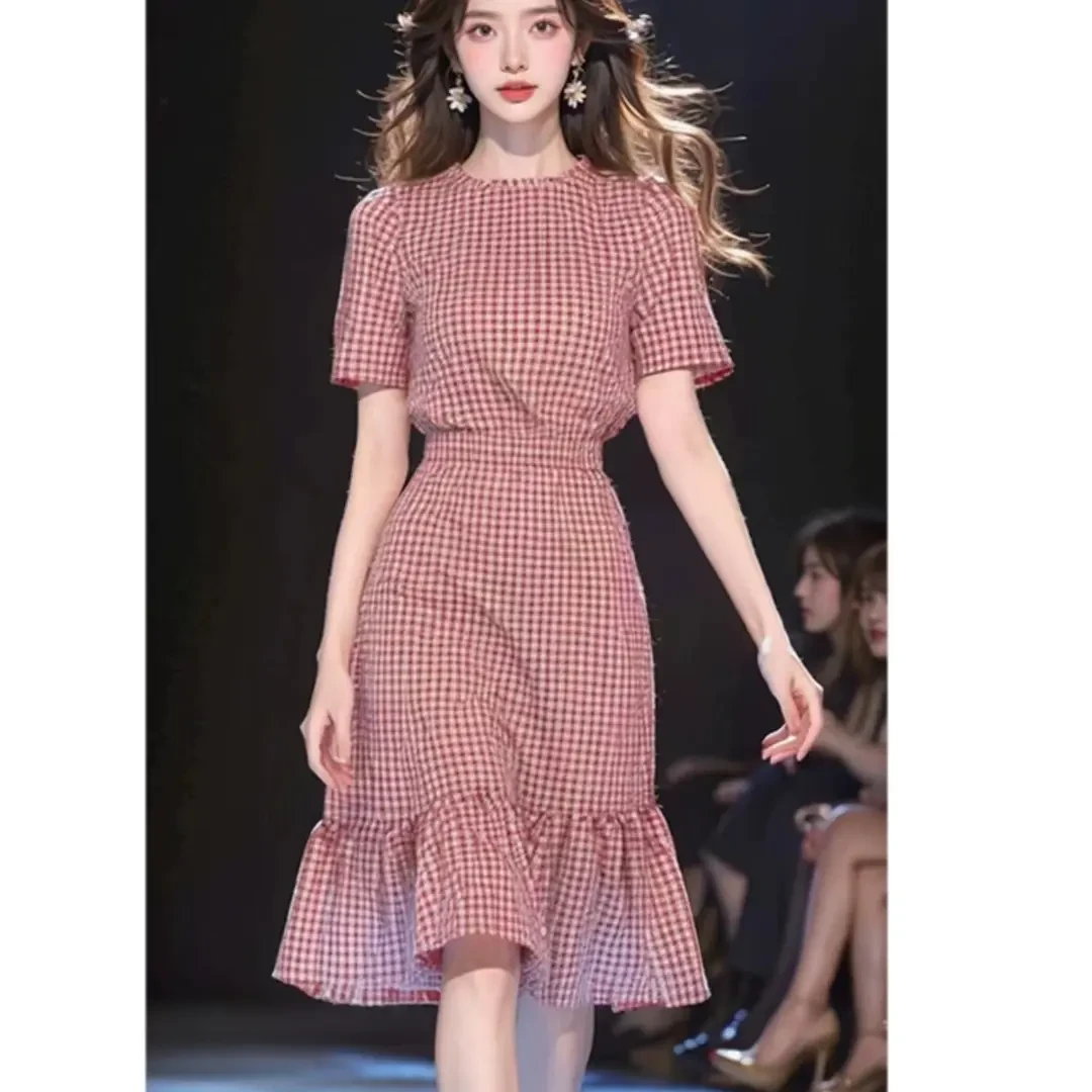 法式赫本风收腰超好看慵懒度假风可盐可甜气质红色格子连衣裙女夏