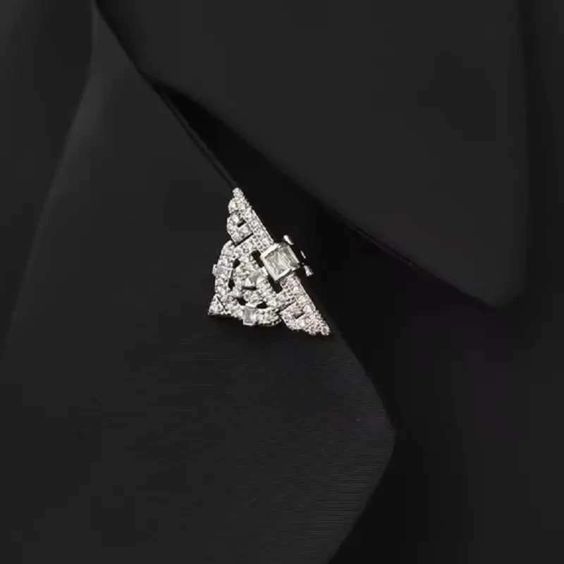 铜合金胸针 2025新款金字塔胸针镶法式银色设计感徽章氛围感配饰