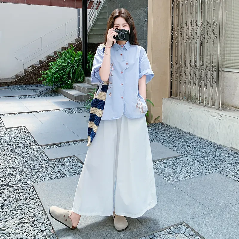 大方得体穿搭一整套蓝色印花衬衫2025夏新款白色高腰阔腿裤两件套