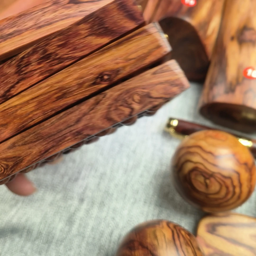 黄花梨带水印四人版木雕摆件配支架