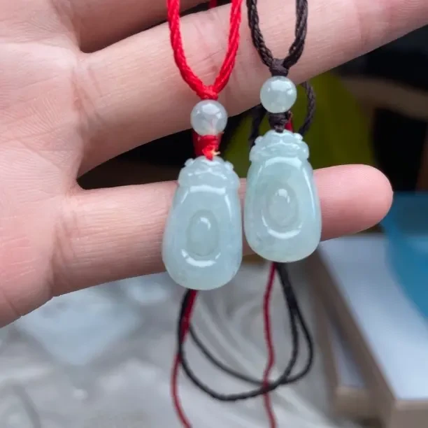 翡翠A货如意 带绳发货 尺寸约22×13×5.5mm ！19.9一件多样性发一件