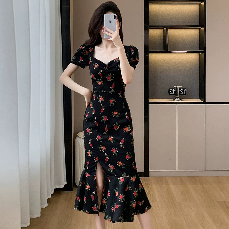 法式气质绝美高级感拽姐风小黑裙女夏赫本风碎花显瘦侧开叉连衣裙