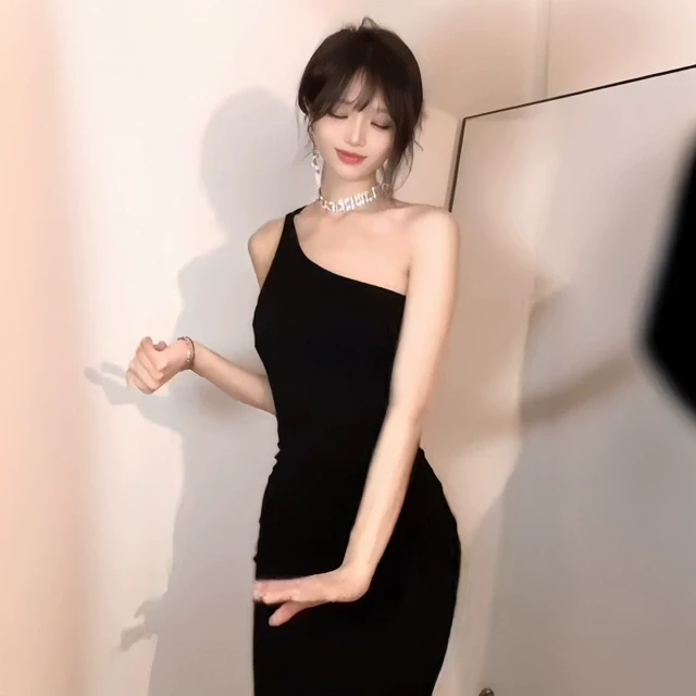 轻熟风黑色斜肩吊带连衣裙女2025夏季新款性感辣妹修身显瘦包臀裙