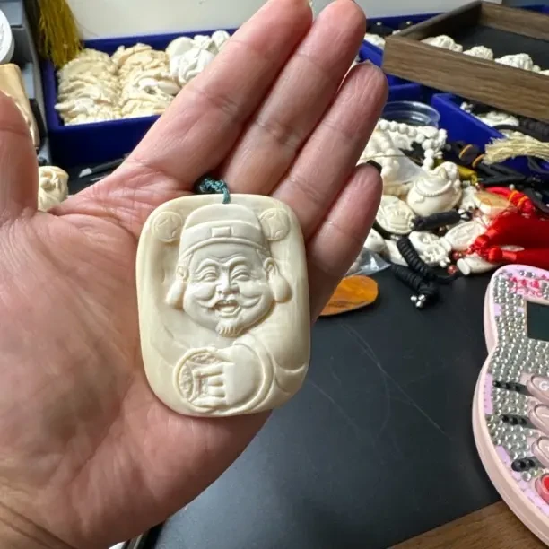 天然猛犸弥勒佛雕刻牌尺寸多样彰显工艺之美